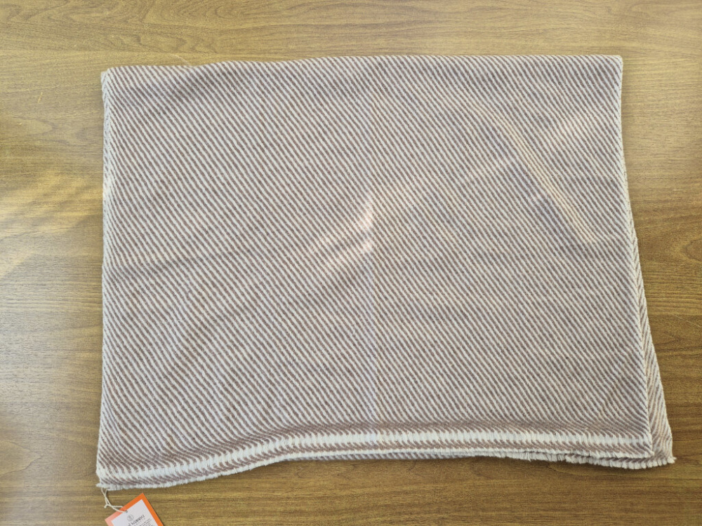 Preview: Fein gestreifter Kaschmir-Schal von LWH | helles Kupfer & Creme | 66×206cm